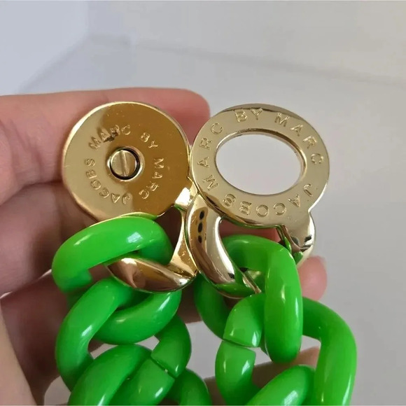 MARC BY MARC JACOBS Acrylic Turnlock Curb sz S - Picture 4 of 7